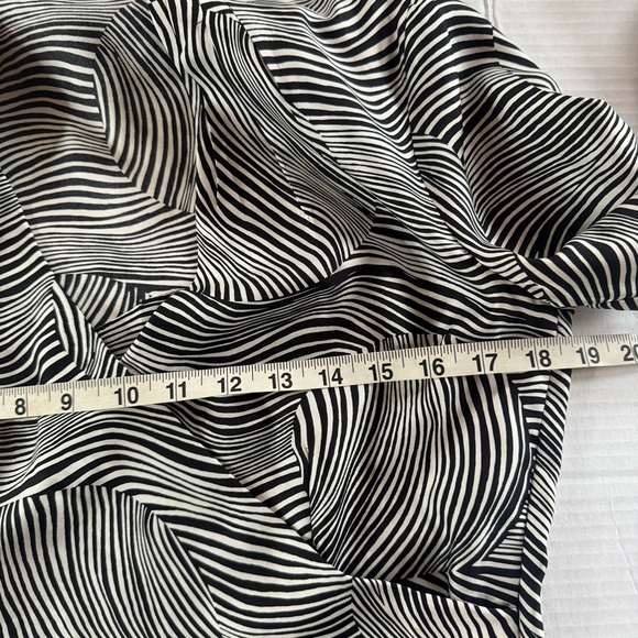 Trina Turk Black and White 100% Silk Swirl Blouse Size Small - Picture 10 of 16